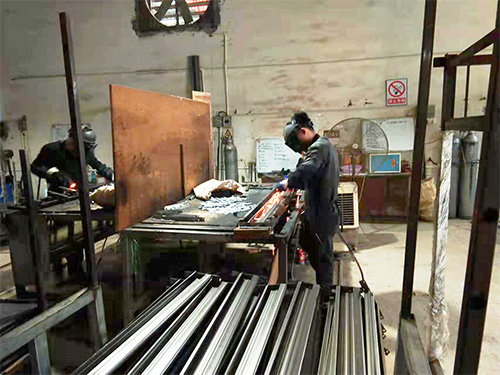 鐵床廠的焊接工位